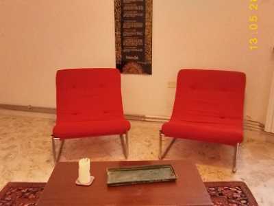 Una delle stanze del centro bah�'i. Alle spalle delle due sedie campeggia La Parola celata, cio� uno dei messaggi che Bah�'u'll�h doveva predicare di nascosto per evitare le persecuzioni