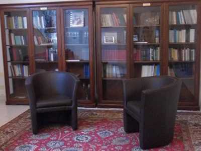La biblioteca del centro Bah�'i: al suo interno si trovano tanti libri religiosi, non solo di fede bah�'i