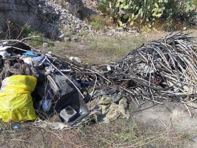 Parte del materiale tirato fuori da uno dei vani ipogei del sito La Caravella, da Legambiente e dal gruppo speleologico di Bari Cai - Vespertilio, in occasione della manifestazione Puliamo il mondo del 29 settembre 2013