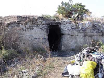 mucchio di rifiuti raccolti davanti a uno dei vani del complesso ipogeo della Caravella, dai volontari di Legambiente e del gruppo speleologico "Vespertilio" di Bari.