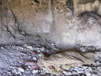Un altro vano del complesso ipogeo della Caravella. La coperta stesa all'interno e la locandina di una nota marca di birra prodotta a Bari, testimoniano che il vano � utilizzato ancora oggi come rifugio per la notte.