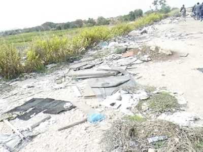 Prolungamento di Viale dei Fiordalisi, in Lama Misciano: sono ben visibili i rifiuti abbandonati sul ciglio destro della strada