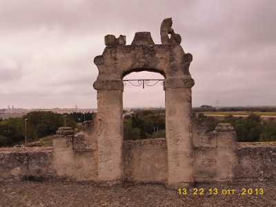 Masseria Carrara: la struttura del terrazzo che anticamente reggeva la campana, serviva a richiamare i contadini