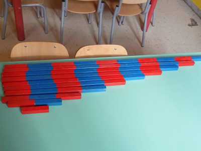 Aste colorate differentemente per l'apprendimento dei numeri: � un gioco montessoriano. L'insegnante Giovanna Pagano lo ha fatto da s�