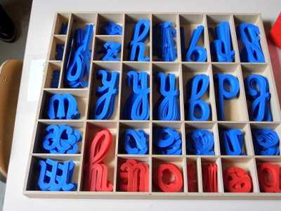 Materiale didattico montessoriano: letterine in corsivo