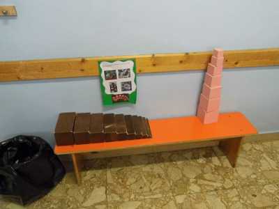Materiale didattico montessoriano. La Torre rosa � uno dei pi� importanti strumenti montessoriani per l'apprendimento delle differenze di grandezza
