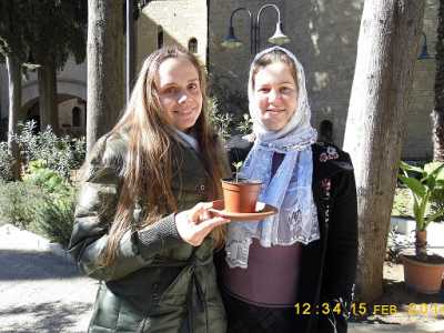 Natalia Semjonova e la sua amica Nadia Harlamova, mostrano la piantina di quercia elegante nel giardino della Chiesa Russa di Bari