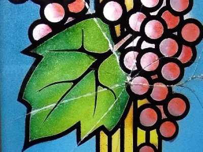Il primo ambiente � un ufficio, a sinistra c'� la stanza dei bambini, dove tutto � riprodotto in duplice copia. Spicca la vetrata colorata che ora si trova davanti alla finestra e che un tempo immetteva nella stanza dei giochi, poi diventata archivio. I segni di una crepa sembrano quasi la cicatrice di una ferita inferta da un distratto impiegato che si lasci� sfuggire una mensola, rompendo la vetrata, che da allora fu spostata qui