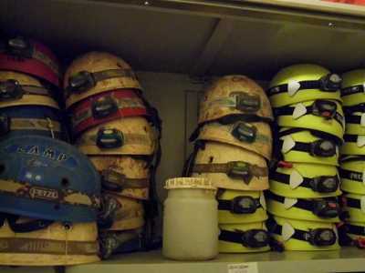Caschetti di protezione per gli speleologi