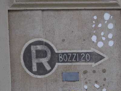 Segnale che indica un rifugio antiaerei: l'indicazione si trova su un palazzo in via de Nicol�