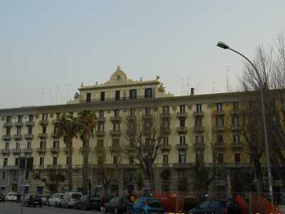 Palazzo colonna, in largo Adua, nei pressi del Kursaal Santa Lucia: il palazzo ospitava, in alto, una sirena antiaerei