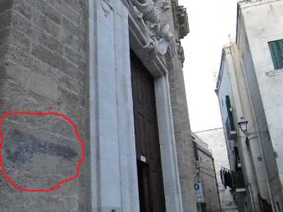 Scorcio della chiesa del Ges�, nel Borgo antico di Bari. A sinistra, evidenziata in rosso, la traccia sbiadita di un vecchio segnale di rifugio antiaerei, indicante Strada Palazzo di citt� 47