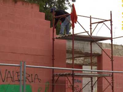 Impalcatura per la demolizione della struttura rettangolare che domina la piazzetta di San Francesco a Santo Spirito