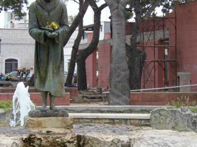La statua di San Francesco che d� il nome ai giardinetti pubblici di Santo Spirito. Alle sue spalle � visibile uno zampillo d'acqua della fontana