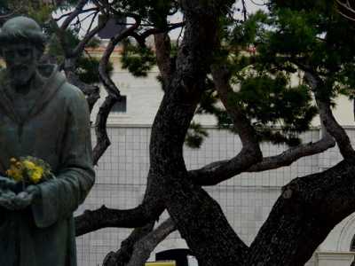Particolare della statua di San Francesco negli omonimi giardinetti di Santo Spirito