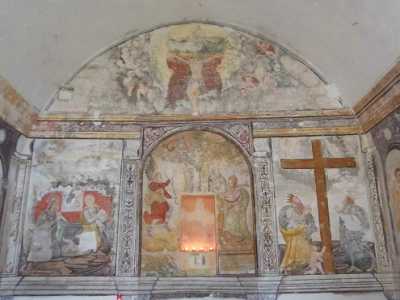 Affreschi sulla parete centrale della chiesetta rurale dell'Annunziata, rappresentano, da sinistra: una Nativit�, l'Annunciazione e la Crocifissione