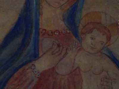 Il dipinto della Madonna che allatta il Bambino: il dipinto fu rubato e successivamente ritrovato e collocato a destra dell'ingresso della chiesetta rurale