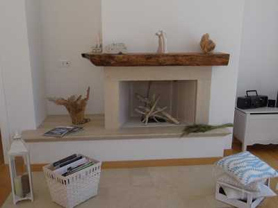 Camino nella sala da pranzo della Casa Gs a Monopoli: la trave del camino � un tronco di recupero, opportunamente trattato, rinvenuto in un cantiere