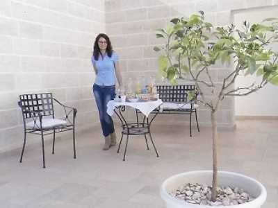 Giardino d'inverno, sullo sfondo la proprietaria della Casa GS