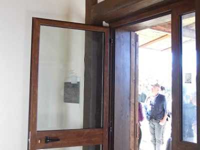 L'ingresso della casa di paglia