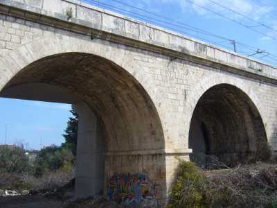 In treno da Bari a Torre a Mare: gli scempi
