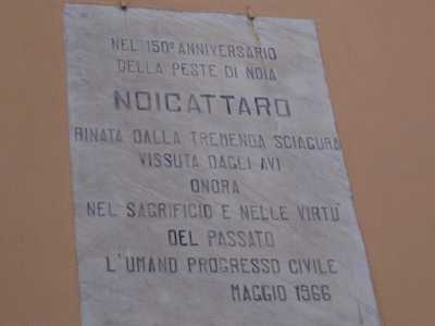La lapide commemorativa del 1966 che ricorda gli appestati del 1815-1816 nei pressi dell'ex luogo di sepoltura, oggi giardinetto pubblico