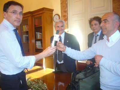 L'agricoltore Vincenzo Rodio consegna una bottiglia del suo olio di ulivi secolari al Presidente della Commissione Bilancio della Camera Francesco Boccia.