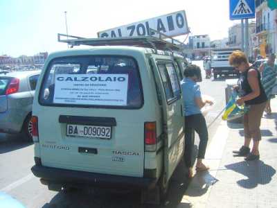 Antonia al lavoro con una cliente.