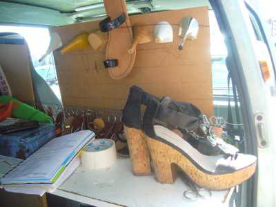 Un paio di scarpe che una cliente ha appena portato e alcuni ferri del mestiere