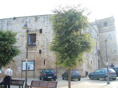 Una facciata del Castello di Loseto, in Piazza De Ruggiero.