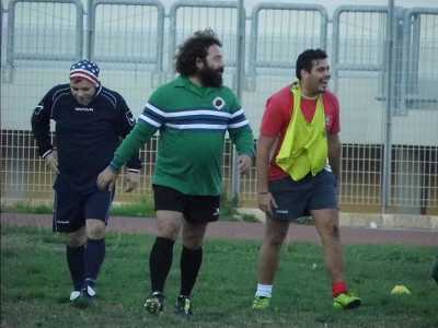 Mauro D'Alonzo, psichiatra e allenatore degli Atipici, al centro tra due giocatori degli Atipici