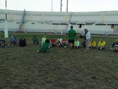 La squadra riunita a centrocampo. Sullo sfondo le tribune dello stadio della Vittoria