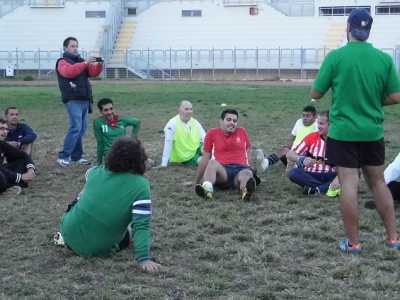 I giocatori si radunano al centro del campo per ascoltare le indicazioni degli allenatori Mauro d'Alonzo (seduto sul prato)e Luca Longo (in piedi)
