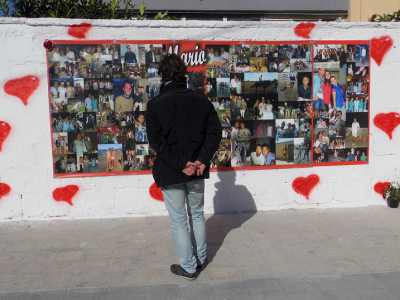 Il muro di fronte alla chiesa del Villaggio del lavoratore, riempito con delle foto di una vittima della strada