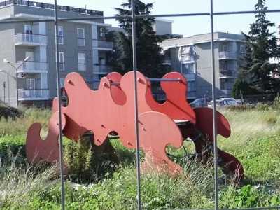 Giostrine abbandonate nel campo dove dovrebbe sorgere la scuola del Villaggio del lavoratore: ma su questo terreno potrebbe essere costruito un palazzo