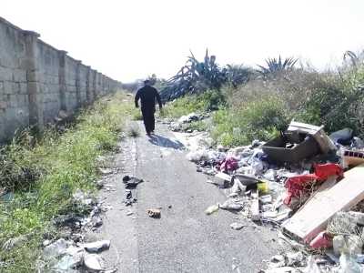 Il degrado di strada Torre dei Cani, nel quartiere Stanic