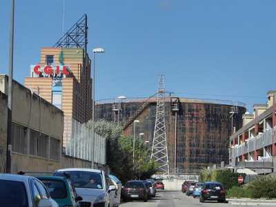 Sullo sfondo di via Calace in particolare aleggia l�imponente mole di uno dei serbatoi della centrale