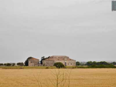 Siamo andati a visitare l�ex stabilimento De Laurentis, raggiungibile attraverso la strada provinciale 236 che collega Santeramo a Matera. Poco prima di incrociare la Sp 41 sulla sinistra si stacca una viuzza di campagna che porta dopo pochi metri davanti all�inconfondibile profilo della struttura