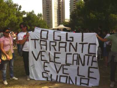Uno degli striscioni che campeggiava fra il pubblico del concerto del 2014