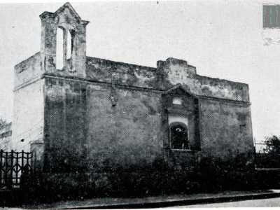 Un�epigrafe porta la data di erezione dell�edicola: 1894. E� l�anno in cui fu fondata anche l�omonima chiesetta che inglobava l�edicola, ora scomparsa. Una vecchia foto di inizio Novecento ce la mostra con un campanile a vela e questo grande altarino, quasi un tempietto, inserito in un muro di forma rettangolare