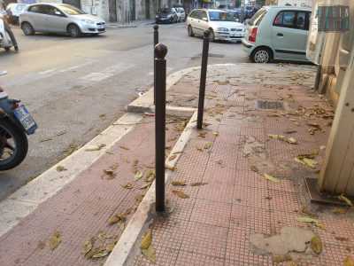 I paletti fissati da anni in corso Benedetto Croce