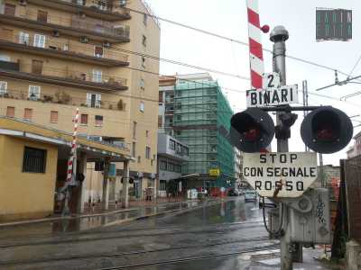 Il passaggio a livello con semibarriere di via Oberdan 