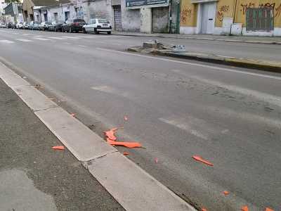 Pezzi di carrozzeria e paraurti ancora sull'asfalto