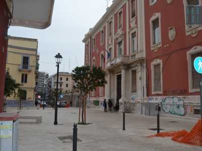 Come appare la piazza percorrendo via Cirillo da via Pisacane verso via dei Mille