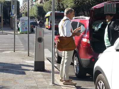 La colonnina di corso Cavour, oggi. Quasi sempre occupata da un'auto in sosta vietata