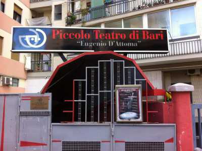 L'ingresso del Piccolo teatro della citt� di Bari in strada Borrelli, nel rione Carrassi