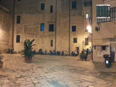 Una foto di piazza Incuria: qui secondo la leggenda abitava l'amata del Carabiniere senza cape