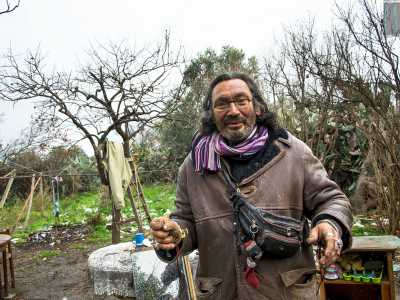Piero, ha 51 anni ed � un omone alto e ben piazzato, ricoperto di tatuaggi, anelli, bracciali e con la barba e i lunghi capelli completamente grigi