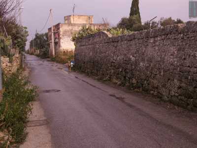 La "casa" di Piero si trova nelle campagne che circondano via Marina Vecchia, a Triggiano