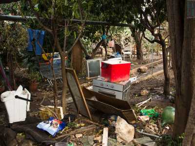 Giardino tra virgolette perch� se � vero che l�abitazione � circondata da piante e alberi qui a dominare sono i rifiuti e mille oggetti tra i pi� disparati rinvenuti in varie discariche